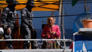 Anciana activista de DDHH mantiene protesta por 50 días en Bolivia con el fin de recuperar su cargo