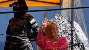 Anciana activista de DDHH en Bolivia abandona protesta en la calle tras 52 días