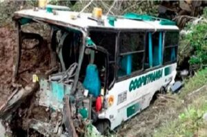 Autobús repleto de migrantes venezolanos cae por un barranco en Colombia