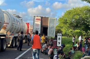 Autoridades mexicanas rescatan a 256 migrantes en situación precaria en Veracruz.