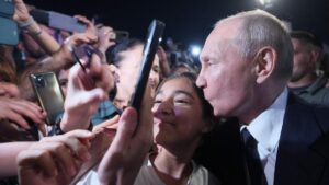 Baños de masas y 'selfies', el nuevo Putin en los 500 días de la ofensiva rusa en Ucrania