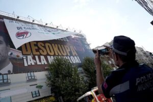 Boicotean durante parte de la mañana la “pancarta del odio” de Desokupa