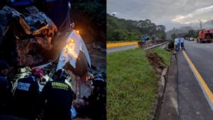 Camión de basura cayó al abismo en la autopista Vías del Nus en Antioquia - Medellín - Colombia