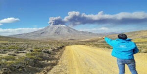 Cenizas del volcán Ubinas llegan a 1.000 metros de altura