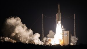 Cohete europeo Ariane 5 sale en su último vuelo desde la Guyana Francesa