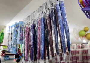 Comercios de Maiquetía registran buenas ventas en paraguas y ponchos