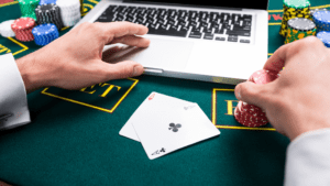 Cómo jugar al Texas Hold'em Poker: Reglas y estrategias