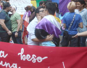 Comunidad LGBTIQ+ se reunió para una 'Besatón': protesta pacífica en Cali - Cali - Colombia