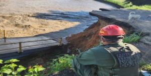 Crecida del río Tirgua provoca desplome de puente en Cojedes