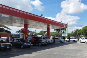 Crisis de gasolina durará al menos un mes más, según Iván Freites