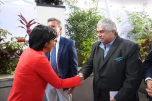Delcy Rodríguez saluda aspirante a presidente Fedecámaras Pedro Rivas