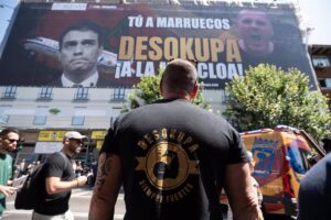 Desokupa mantiene la lona contra Pedro Sánchez en Atocha hasta después de las elecciones
