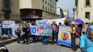Docentes en Mérida protestaron frente a la gobernación
