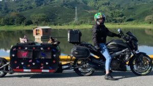 Dos colombianos dejaron todo para recorrer el país junto a sus mascotas en motocicleta   