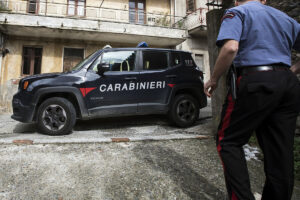 Dos jvenes simulan una emergencia para que les lleve una ambulancia de vuelta a la ciudad en Italia
