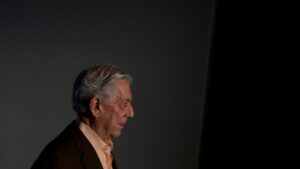 El escritor Mario Vargas Llosa, hospitalizado por COVID-19
