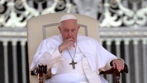 El Papa invita a su gran sínodo a un antisistema y a un jesuita cercano al mundo LGTBI