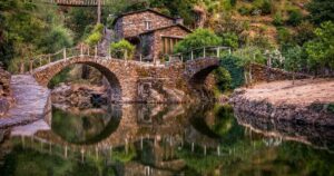 El bonito pueblo de Portugal incrustado en la montaña que se ‘suspende’ sobre una piscina natural