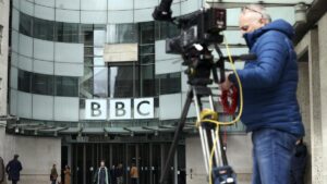 El escándalo sexual que ha sacudido a un presentador estrella de la BBC, en 5 claves