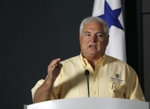 El expresidente de Panamá Ricardo Martinelli es condenado a más de diez años de prisión por blanqueo de dinero