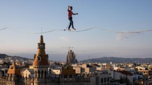 El funambulista Nathan Paulin cruza el paseo de Gràcia de Barcelona a 70 metros de altura sobre un cable de acero