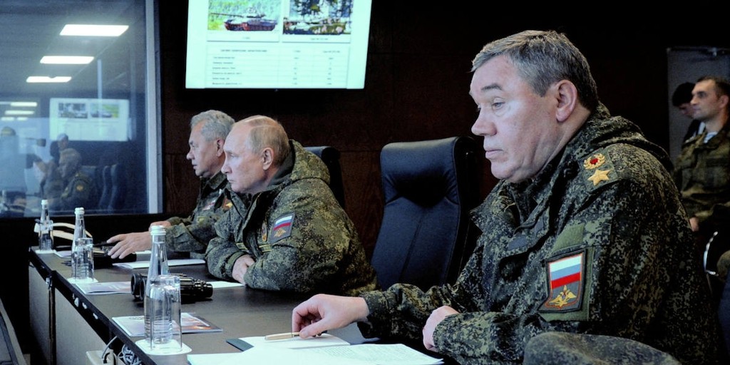 El general Guerásimov, uno de los mandos militares rusos desaparecidos tras el levantamiento de los Wagner, reaparece presidiendo una reunión castrense