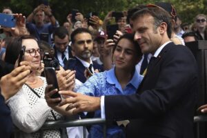 El 'hroe de la mochila' de Annecy y el periodista Arman Soldin, entre los galardonados con la Legin de Honor de Francia