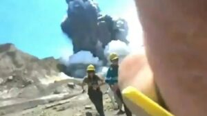 El impactante momento en el que un grupo de turistas intentó escapar de un volcán en erupción (VIDEO)