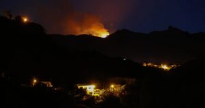 El incendio de Gran Canaria “pinta bastante bien” y sin daños, tras un comienzo explosivo