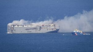 El incendio sin control de un carguero con 3.000 automóviles frente a la costa de Países Bajos que obligó a saltar a la tripulación y causó un muerto