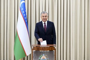 El presidente saliente de Uzbekistn, reelegido por tercera vez con el 87,05% de los votos