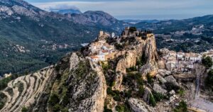 El pueblo medieval enclavado al borde de un acantilado que es uno de los más bonitos de España: un castillo del siglo XI e increíbles rutas de senderismo