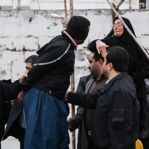 El régimen de Irán ejecutó en público a dos hombres involucrados en un ataque contra un mausoleo que dejó 13 muertos