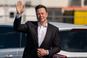 Elon Musk confirma aplicación de límites de lectura de mensajes en Twitter