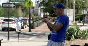 Empresario jubilado se convierte en músico callejero y dona todos sus ingresos a la lucha contra el alzheimer