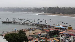 Fuertes oleajes en el Pacífico provocan el cierre de más de 60 % de puertos de Perú