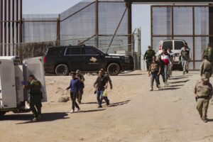 HRW denuncia tratos inhumanos hacia los migrantes en Texas