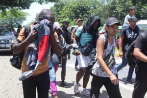 Haitianos y africanos se unen a caravana migrante de venezolanos del sur de México