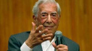 Hospitalizan por covid-19 al escritor Mario Vargas Llosa