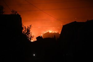 Incendios fuera de control en diferentes regiones de Grecia desplazan a miles de personas