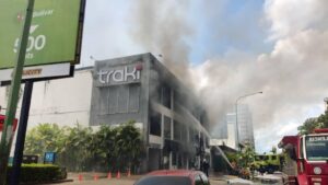 Investigan causas del siniestro que generó incendio masivo en local comercial de la Av. Bolívar