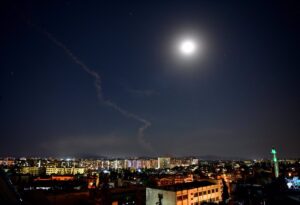 Israel ataca con aviones de combate la batería de defensa aérea siria desde la que le lanzaron un misil