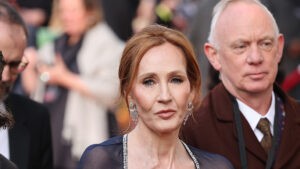 J.K. Rowling declara que la seguridad de las chicas está en peligro por los baños unisex - AlbertoNews