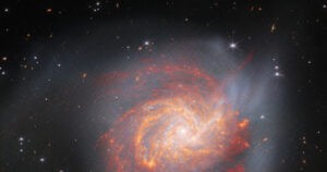 James Webb capta una espectacular imagen de una galaxia muy peculiar
