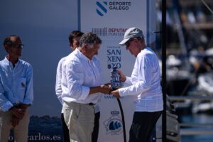 Juan Carlos I recoge el premio de las regatas de Sanxenxo, en las que el 'Bribón' logra la primera posición