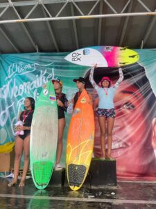 Kellyani Flores reina el surf guaireño