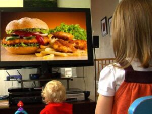 La OMS pide proteger a los niños ante la publicidad de alimentos