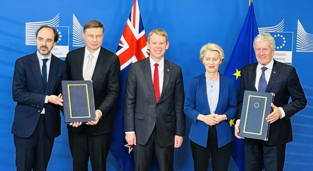 La UE y Nueva Zelanda firman en Bruselas el acuerdo de libre comercio alcanzado en junio de 2022