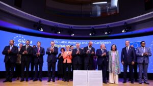 La UE busca reavivar lazos con Latinoamérica y el Caribe, alejándose de China y Rusia