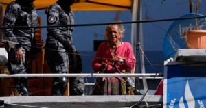 La activista por los derechos humanos Amparo Carvajal abandonó su protesta contra el gobierno de Bolivia tras 52 días en la calle